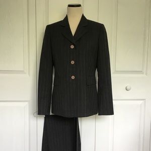 Kasper timeless 2-piece Suit (jacket/pants) Size 4